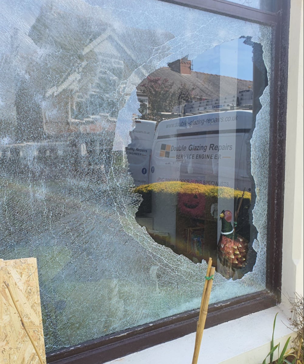 cracked & broken double glazing unit letting water moisture inside. 